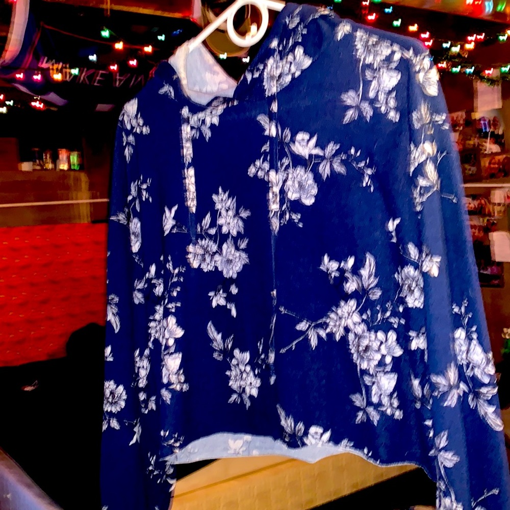 blue long sleeve floral ed crop top